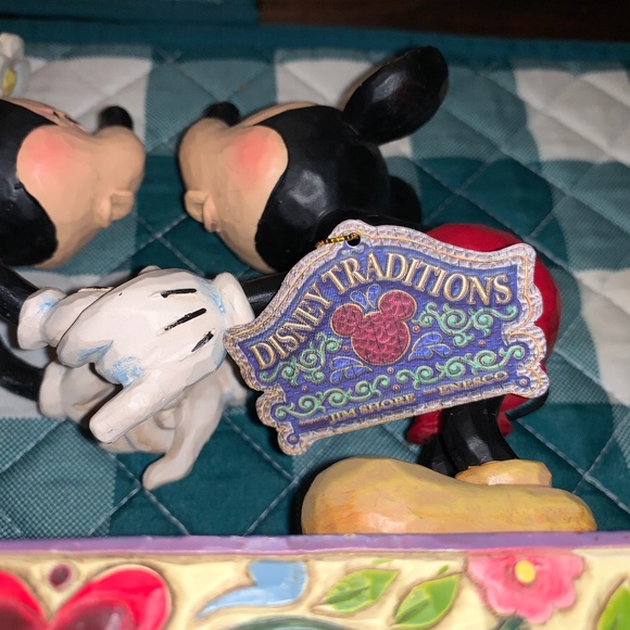 Disney Traditions Mickey & Minnie "Smooch for my Sweetie" - Picture 6 of 10